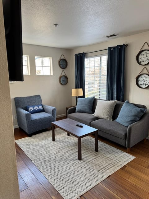 Luxury Executive Townhome in San Jose Ideal for Business, Extended Stays Villa in San Jose