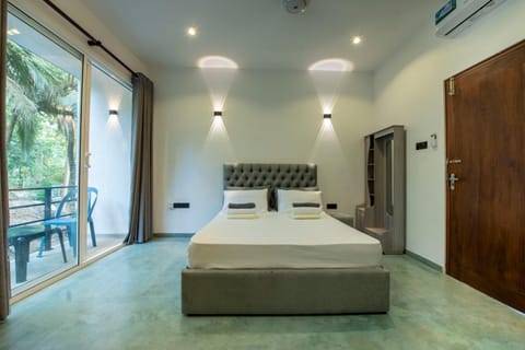 Bed, Photo of the whole room, Bedroom, Garden view, air conditioner