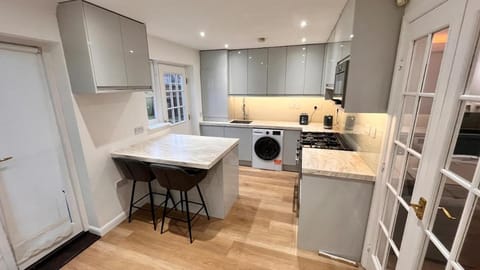 Modern 5 bedroom Home Free Parking Villa in Glasgow