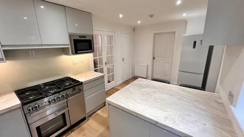 Modern 5 bedroom Home Free Parking Villa in Glasgow