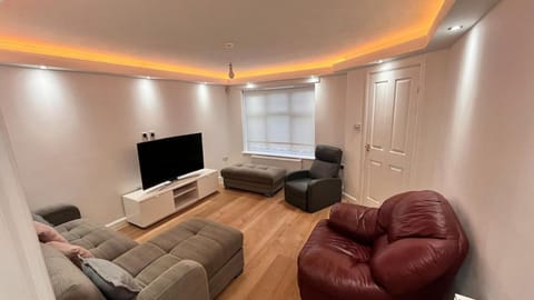 Modern 5 bedroom Home Free Parking Villa in Glasgow