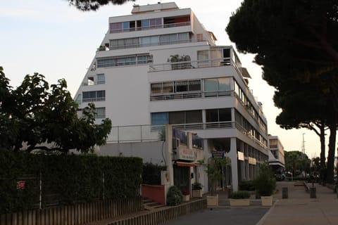 Property building, Neighbourhood