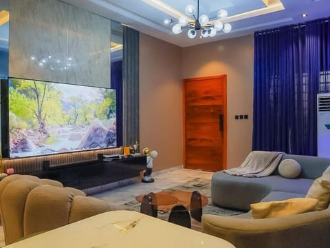 Communal lounge/ TV room, Game Room, TV and multimedia, Living room, Seating area, Evening entertainment, internet, air conditioner