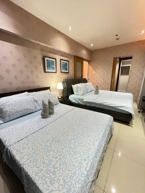 Bed, Living room, Photo of the whole room, Seating area