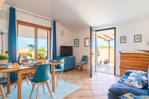 Communal lounge/ TV room, Bed, TV and multimedia, Living room, Photo of the whole room, Seating area, Dining area, Evening entertainment