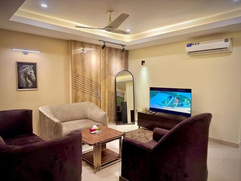 Communal lounge/ TV room, TV and multimedia, Living room, Seating area, Evening entertainment, air conditioner