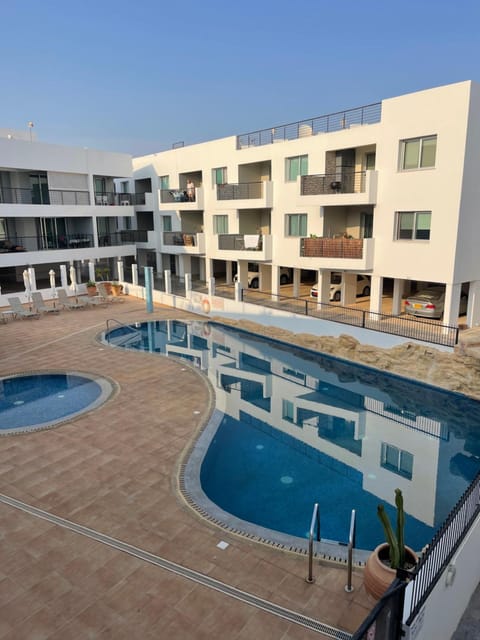 Property building, Balcony/Terrace, Pool view, Swimming pool