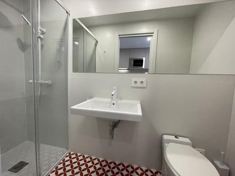 NEW 2-bedroom 2-bath, 5 min walk Metro L1-FIRA BCN Apartment in L'Hospitalet de Llobregat