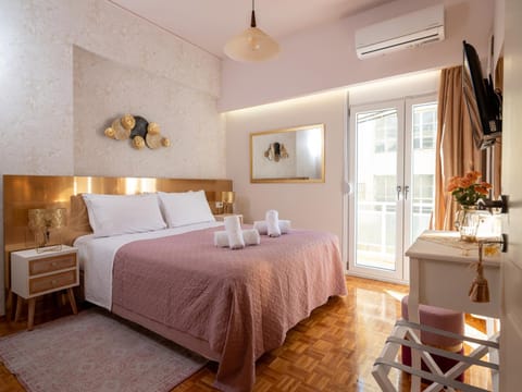 Bed, TV and multimedia, Balcony/Terrace, Photo of the whole room, Bedroom, towels, air conditioner