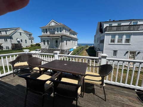 Rye by the Beach Walk to the sand- multi-gen stays House in Portsmouth