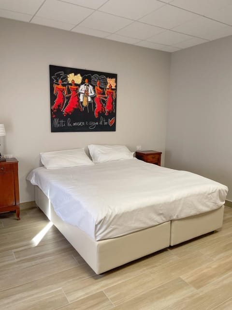 Bed, Photo of the whole room, Decorative detail, Bedroom, Facility for disabled guests