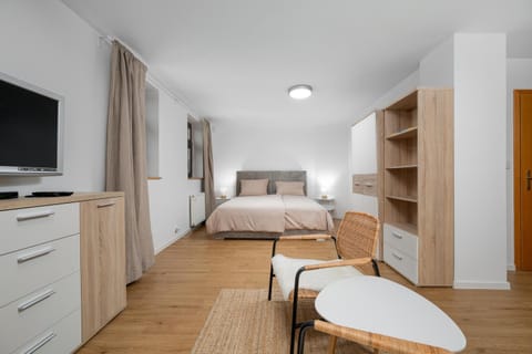 Bed, TV and multimedia, Seating area