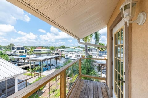 Waterfront St Johns River near springs with boat dock and water sports House in Welaka
