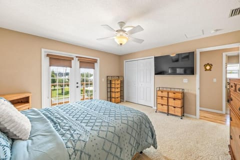 Waterfront St Johns River near springs with boat dock and water sports House in Welaka