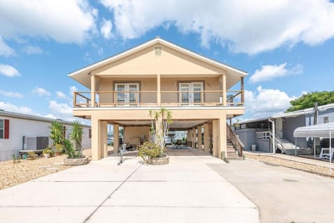 Waterfront St Johns River near springs with boat dock and water sports House in Welaka