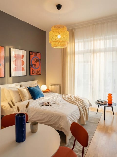 Bed, Seating area, Bedroom