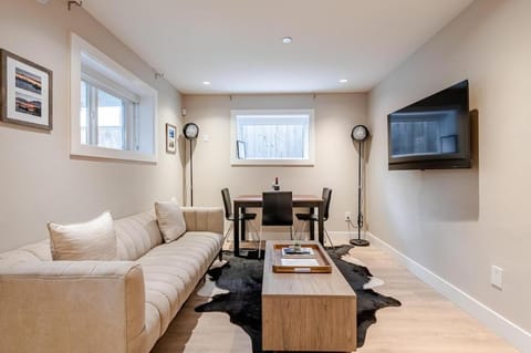 Modern Bright Suite Self Check-In Apartment in North Vancouver