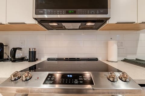 Modern Bright Suite Self Check-In Apartment in North Vancouver