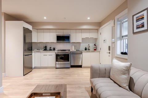 Modern Bright Suite Self Check-In Apartment in North Vancouver