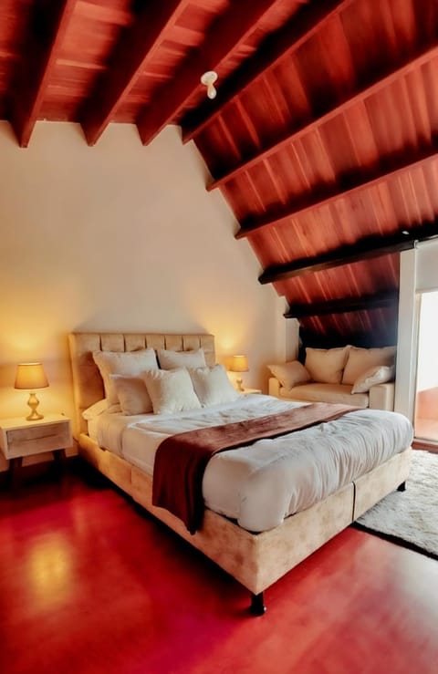 Photo of the whole room, Bedroom, towels
