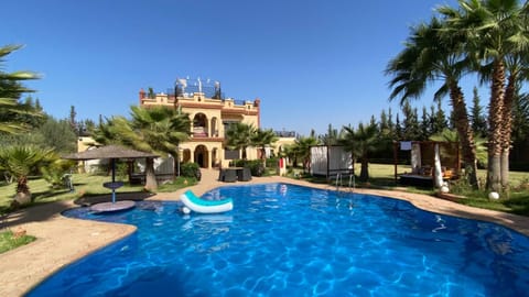 Property building, Spring, Garden, Garden view, Pool view, Swimming pool, sunbed