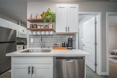 Cozy Private 2BR - Minutes to SeaTac & Downtown Apartment in Burien