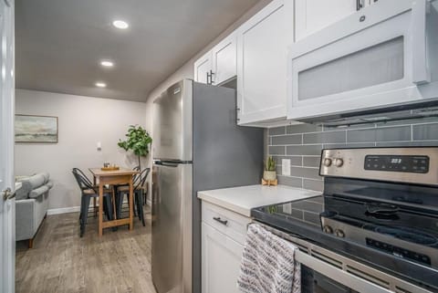 Cozy Private 2BR - Minutes to SeaTac & Downtown Apartment in Burien