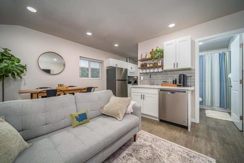 Cozy Private 2BR - Minutes to SeaTac & Downtown Apartment in Burien