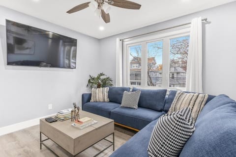Communal lounge/ TV room, TV and multimedia, Living room, Seating area, Evening entertainment