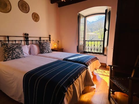 Bed, Natural landscape, Photo of the whole room, Mountain view