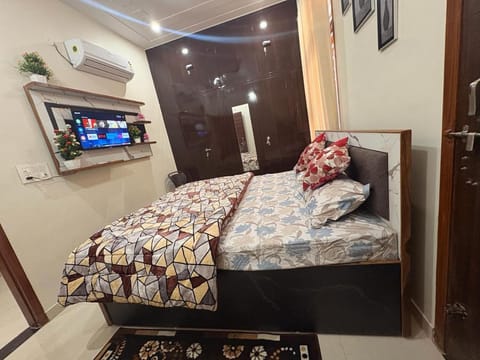Bed, TV and multimedia, Photo of the whole room, Bedroom, air conditioner