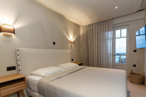 Bed, TV and multimedia, Bedroom, Sea view