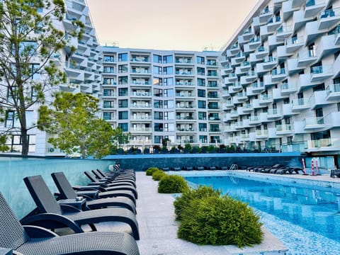 Property building, Day, Swimming pool, sunbed