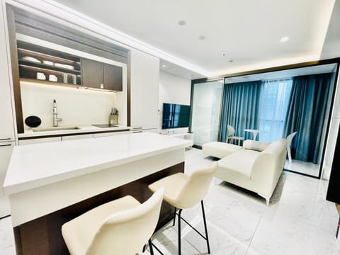 TV and multimedia, Kitchen or kitchenette, Living room, Seating area, Dining area, Meals