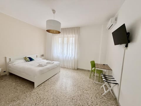 Bed, TV and multimedia, Photo of the whole room, towels, air conditioner