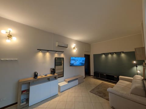 TV and multimedia, Coffee/tea facilities, Living room, Seating area, air conditioner