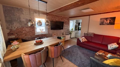 Communal lounge/ TV room, TV and multimedia, Living room, Seating area, Dining area