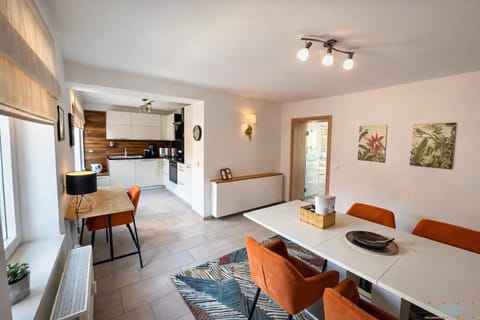 Kitchen or kitchenette, Living room, Seating area, Dining area