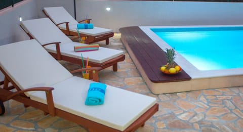 Swimming pool, Swimming pool