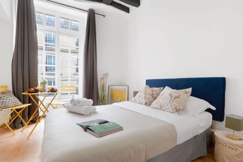Bed, Living room, Photo of the whole room, Seating area, towels
