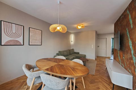 TV and multimedia, Living room, Seating area, Dining area