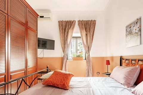 Communal lounge/ TV room, Bed, TV and multimedia, Living room, Photo of the whole room, Seating area, Evening entertainment, Bedroom, wardrobe, air conditioner
