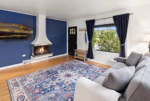 Alki Beach Bungalow • Walk to Beach & Dining House in Alki Beach