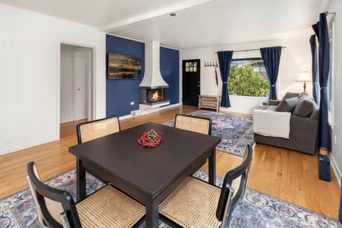 Alki Beach Bungalow • Walk to Beach & Dining House in Alki Beach