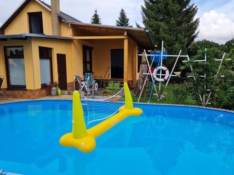 Property building, Day, Garden, Garden view, Swimming pool, Swimming pool