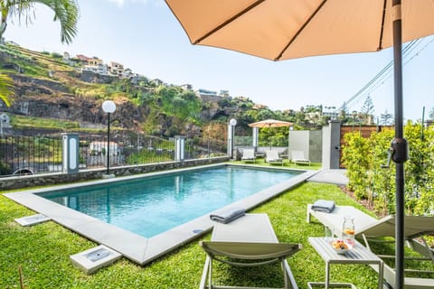 Patio, Swimming pool, sunbed