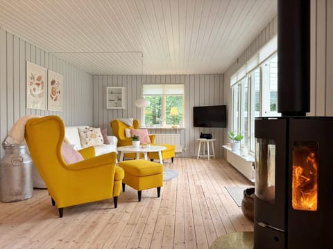 Communal lounge/ TV room, TV and multimedia, Living room, Seating area, Evening entertainment