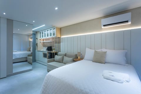 Photo of the whole room, Seating area, towels