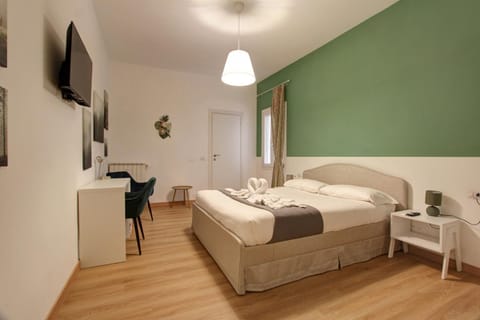 Bed, TV and multimedia, Photo of the whole room, Bedroom, towels