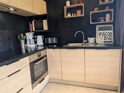 Coffee/tea facilities, Kitchen or kitchenette, dishwasher, stove
